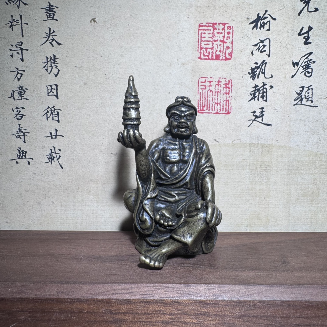 Miniaturowa statuetka z mosiąd – Unique Table Accessories recenzja i cena