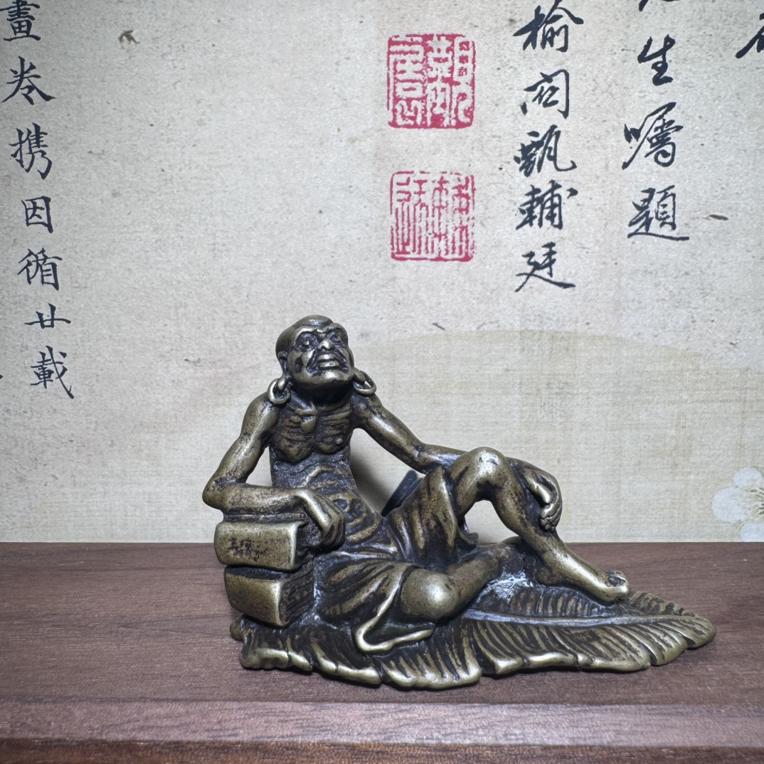 Miniaturowa statuetka z mosiąd – Unique Table Accessories recenzja i cena